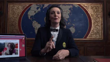 The Apple MacBook Pro laptop for Mrs. Averill (Sarah Douglas) in A Christmas Prince : The Royal Wedding