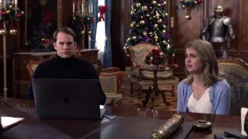 The Apple Macbook Pro laptop of Prince Richard (Ben Lamb) in A Christmas Prince : The Royal Wedding