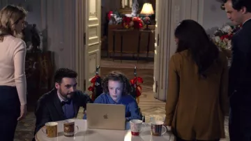 The Apple computer MacBook Air Honor Kneafsey in A Christmas Prince : The Royal Wedding