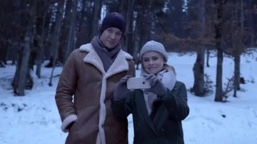 The smartphone Apple iPhone Amber (Rose McIver) in A Christmas Prince : The Royal Wedding