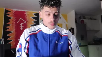 La veste de survêtement Champion portée par Prime dans sa vidéo YouTube J'ai un rencard ! #LAVIDE 131