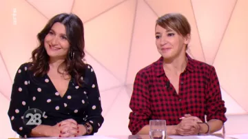 La camisa larga a cuadros, roja de Nadia Daam en 28 minutos del 04/12/2018