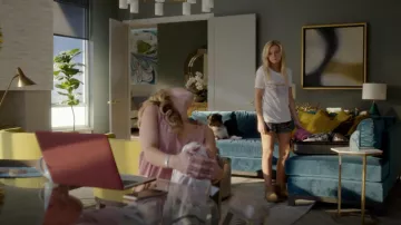 Paige Cassandra t-shirt porté par Terra Newell (Julia Garner) comme on le voit dans de Sales Jean-S01E02