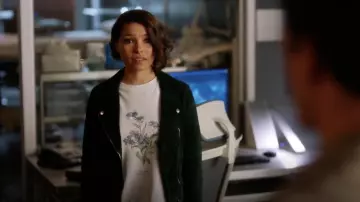 Le t-shirt blanc avec une fleur John Galt porté par Nora West-Allen (Jessica Parker Kennedy) dans Flash S05E08