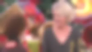 The Vest right V-neck detail cut-out of Sophie Davant in done Deal