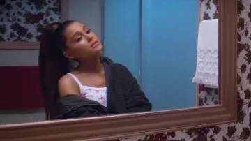 Le sweatshirt à capuche Kuma olive par Prix porté par Ariana Grande dans son clip Thank u, next