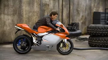 The jacket motorcycle Belstaff black and red worn by Bruce Wayne (Christian Bale) in The Dark Knight : The black Knight