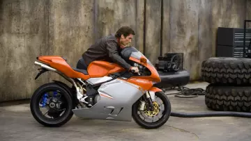 Le blouson de moto Belstaff noir et rouge porté par Bruce Wayne (Christian Bale) dans The Dark Knight : Le Chevalier noir