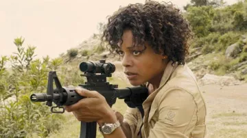 The jacket Belstaff beige worn by Eve (Naomie Harris) in Skyfall