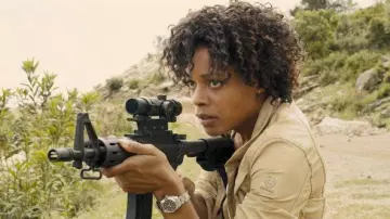 La veste Belstaff beige portée par Eve (Naomie Harris) dans Skyfall