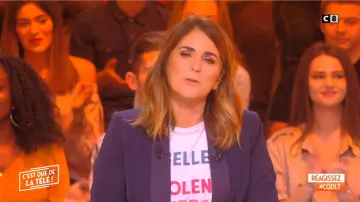 The t-shirt beautiful cheeky free and then Valerie Bénaïm in It is that of the tv ! the 05/12/2018