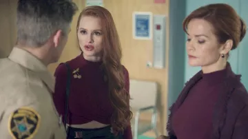 Le crop top bordeaux de Cheryl Blossom (Madelaine Petsch) dans Riverdale (S01E07)