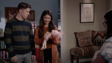 Urban Outfitters York Split Cardigan usado por Haley Dunphy (Sarah Hyland) como se ve en Modern Family S10E09