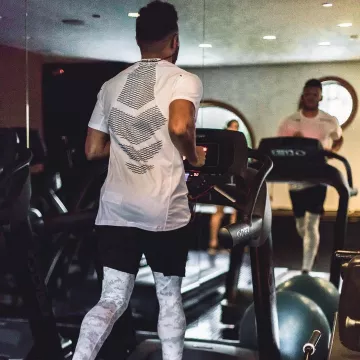 La camiseta de entrenamiento de manga corta de compresión de Alex Oxlade-Chamberlain en su cuenta de Instagram @alexoxchamberlain