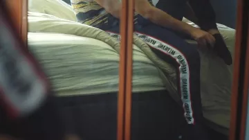 The tracksuit MB Heuss Bastard in her video clip The bastard