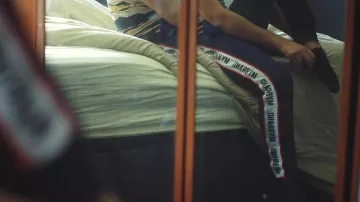 The tracksuit pants Embrace Sewing Heuss Bastard in her video clip The bastard