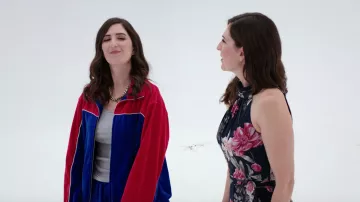 La robe à fleurs Eliza J portée par Janet (D'Arcy Carden) dans The Good Place S03E09