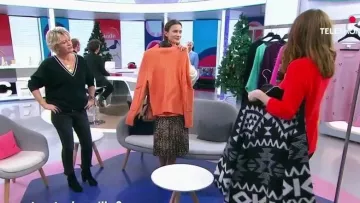 The sweater orange Berenice with pockets on the sleeves, presented by Sophie Brafman and Sophie Davant in This is the program the 07.12.2018