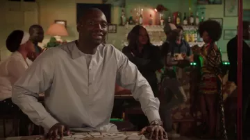 La camisa gris de cuello redondo que lleva Seydou Tall (Omar Sy) en Yao