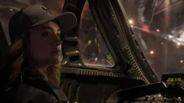 The grey cap with the symbol of S. H. I. E. L. D. worn by Carol Danvers / Captain Marvel (Brie Larson) in Captain Marvel