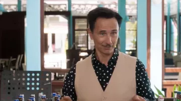 La camisa negra con lunares blancos que lució Edouard Laurent (Thierry Lhermitte) en Todo Incluido