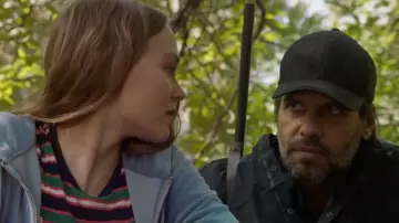 La casquette noire portée par Paul (Laurent Lafitte) dans Les Fauves