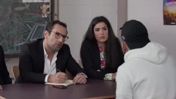 The cap Lacoste worn by an actor in so far everything is going well