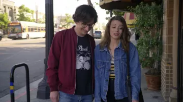 La veste en jean de Mickey Dobbs (Gillian Jacobs) dans Love S02E05
