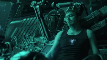 Le débardeur noir porté par Tony Stark / Iron Man (Robert Downey Jr.) dans Avengers : Endgame