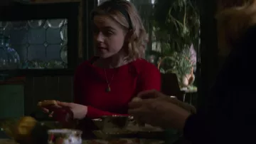 The collar amulet worn by Sabrina Spellman (Kiernan Shipka) in The New Adventures of Sabrina S01E01