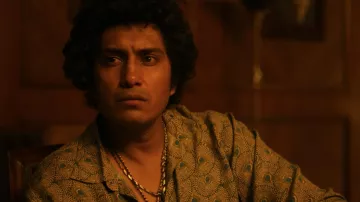 La chemise de Rafael Caro Quintero (Tenoch Huerta) dans Narcos: Mexico S01E07