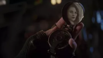 The replica of the compass of Steve Rogers (Chris Evans) in the Avengers : Endgame