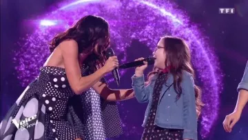 La robe noire asymétrique à pois Ri­chard Quinn portée par Jenifer lors de la finale de The Voice Kids 5