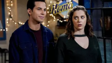 n:la PHILANTHROPIE Pria Vert Sweat-shirt porté par Rebecca Tas (Rachel Bloom) comme on le voit dans Crazy Ex-Girlfriend (S04)