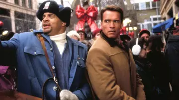 Le long manteau beige porté par Howard Langston (Arnold Schwarzenegger) dans La Course au jouet