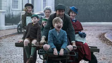Blue dots gloves worn by Mary Poppins (Emily Blunt) in Mary Poppins Returns