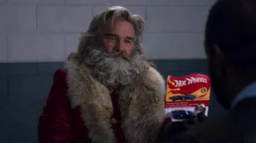 El coche en miniatura Hot Wheels Red Line de Santa Claus (Kurt Russell) en la película The Christmas Chronicles