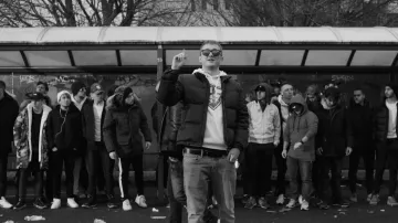 La ceinture noire en cuir Sal­va­tore Fer­ra­gamo de Vald dans  le clip Iencli de 93 Empire (Vald x Sofiane)