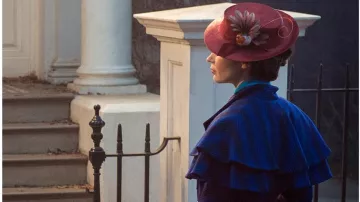 the bird on the hat of Mary Poppins (Emily Blunt) in The Return of Mary Poppins
