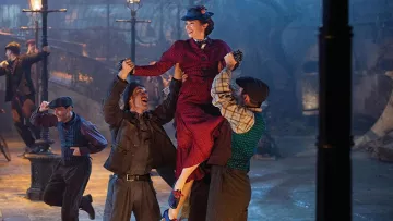 Gloves polka dot Mary Poppins (Emily Blunt) in The Return of Mary Poppins