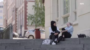 The black pants of Noora Amalie Sætre (Josefine Frida Pettersen) in Skam S04E09