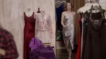 La robe grise satinée portée par Casey Gardner (Brigette Lundy-Paine) dans la série Atypical (S01E06)