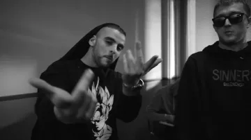 Le sweats à capuche noir Balenciaga de Vald dans le clip Iencli de 93 Empire (Vald x Sofiane)