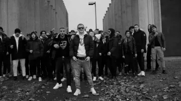 Les sneakers blanches Nike de Sofiane dans le clip Iencli de 93 Empire (Vald x Sofiane)