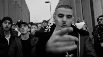 L'écharpe noire Balenciaga de Sofiane dans le clip Iencli de 93 Empire (Vald x Sofiane)