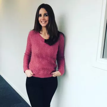 El suéter rosa de Caroline Muñoz en la cuenta de instagram de @caroline_munoz_officiel
