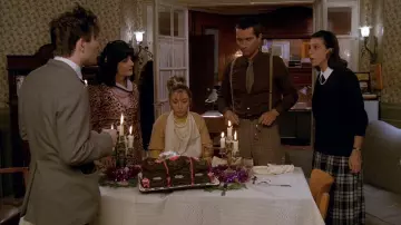 La jupe plissée tartan de Thérèse (Anémone) dans Le Père Noël est une ordure