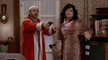 Le tailleur jupe leopard de Katia (Christian Clavier) dans Le Père Noël est une ordure