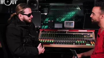 La veste zippée à capuche CP Company de SCH dans la vidéo Mon père, c'est mon super-héros du Mouv'