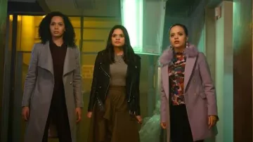 The sweater polo bordeaux Diane von Furstenberg worn by Macy Vaughn (Madeleine Mantock) in Charmed (S01E08)